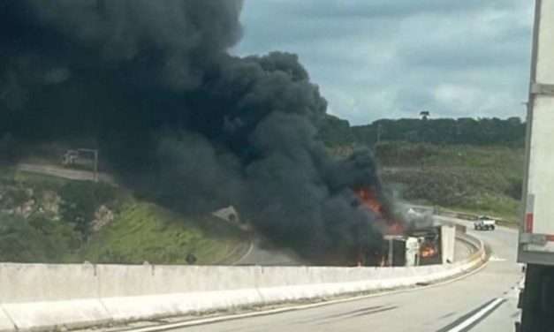 Caminhão tomba, pega fogo e interdita BR-381