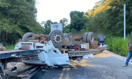 Caminhoneiro fica preso às ferragens após capotamento na MG-295