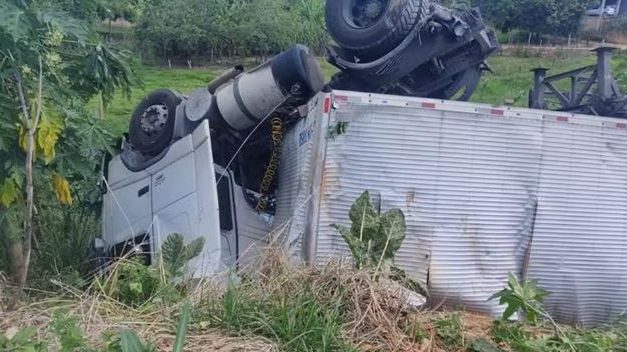 Carreta sofre falha mecânica e veículo desgovernado desce ribanceira, em Minas