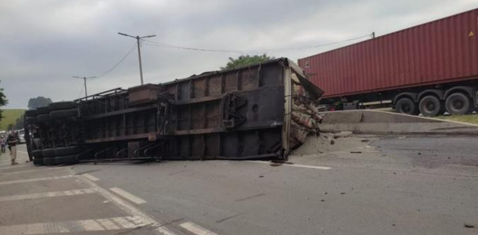 Carreta carregada com cimento tomba e fecha trânsito na rodovia Fernão Dias