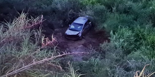 Carro ocupado por três pessoas, dentre elas uma criança de 8 anos, capota e cai em ribanceira