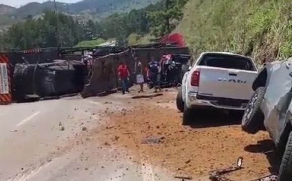 Carreta cegonheira tomba na BR-381, mata uma pessoa e interdita pista