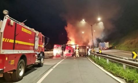 Cegonheira com 11 veículos tomba e pega fogo na Fernão Dias