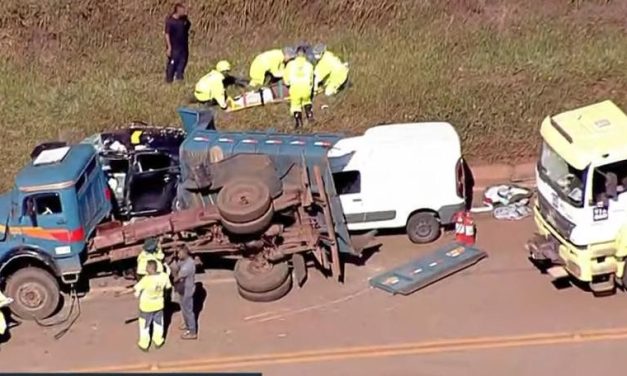 Batida entre caminhão, carro e furgão deixa feridos e interdita BR-040