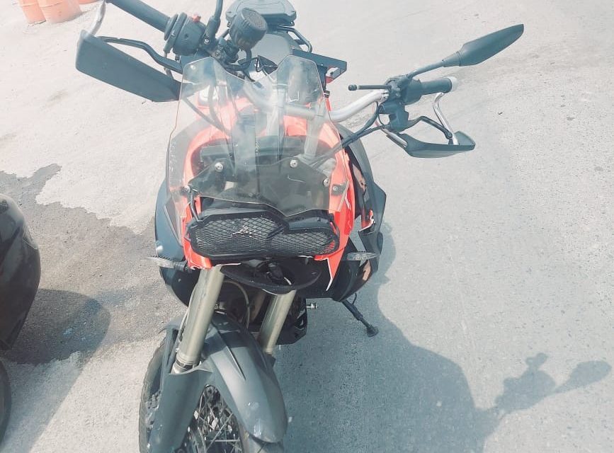 Motociclista de 53 anos fica ferido após colidir contra carro na BR-354, em Arcos