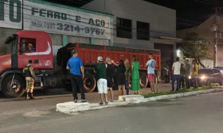 Caminhoneiro embriagado bate em carros estacionados e deixa quatro danificados em Divinópolis