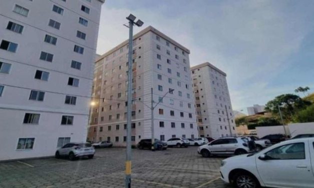 Criança, que estava sozinha em casa, cai do 3º andar de apartamento em Minas