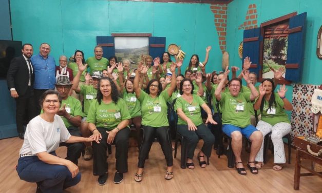 Integrantes do Centro de Convivência do Idoso participam do programa Dedo de Prosa