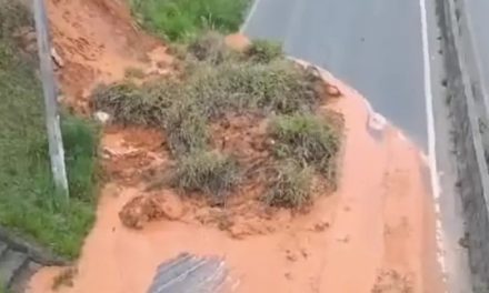 Deslizamento de terra complica trânsito na trincheira em Divinópolis