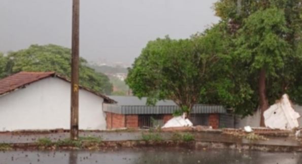 Muro de escola cai após chuva em Divinópolis