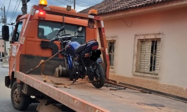 Jovem é preso após ser flagrado ‘empinando’ moto, em Bambuí