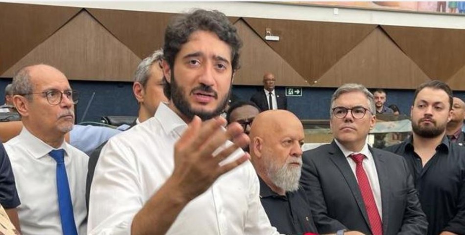 Sem votação, Câmara arquiva denúncia contra Gabriel, que mantém mandato