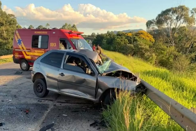 Jovem morre após carro bater em carreta e atingir barreira de proteção na BR-265