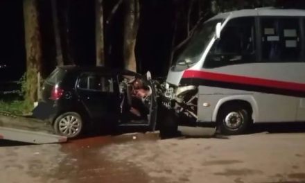 Carro e ônibus batem de frente e três ficam feridos, em Varginha