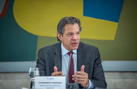 Haddad anuncia corte de gastos e isenção no IR para quem ganha até R$ 5 mil