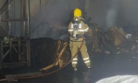 Bombeiros combatem incêndio em galpão de processamento de reciclados em Arcos