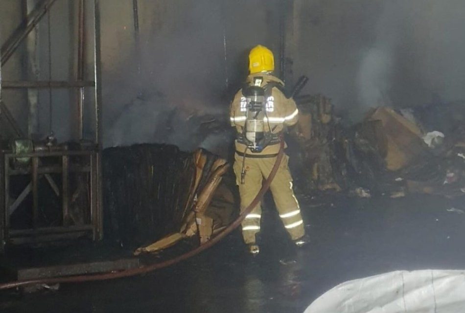 Bombeiros combatem incêndio em galpão de processamento de reciclados em Arcos