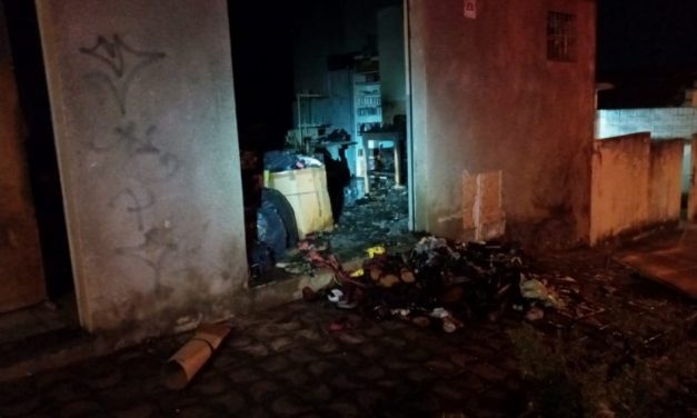 Fábrica de roupas pega fogo e mobiliza bombeiros, em Divinópolis
