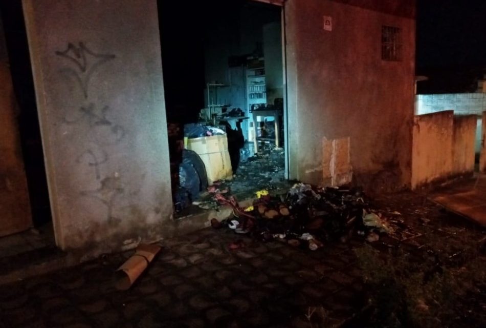 Fábrica de roupas pega fogo e mobiliza bombeiros, em Divinópolis