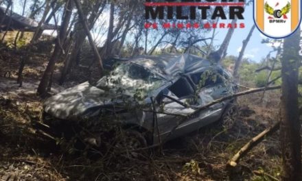 Jovem morre após capotar carro na MG-431, entre Itaúna e Itatiaiuçu