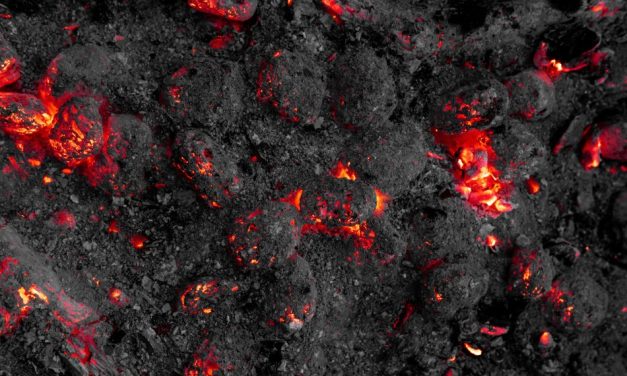 Vulcão entra em erupção e 11 alpinistas morrem na Indonésia
