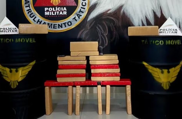 Suspeito é flagrado com 25 kg de maconha em rodovia e preso pela PM em MG