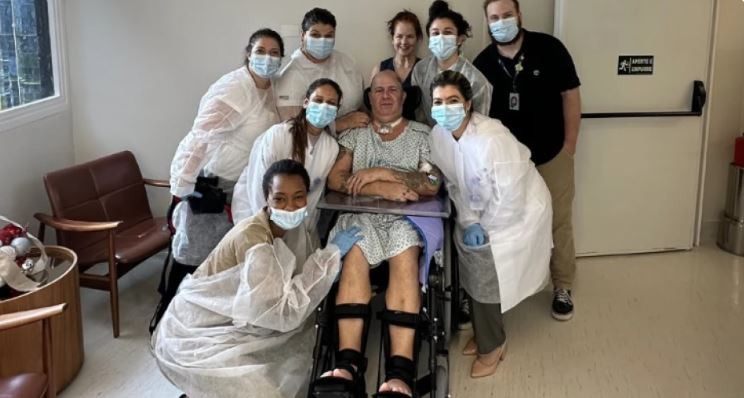 Mingau, do ‘Ultraje a Rigor’, ganha cadeira de rodas e posa com a equipe médica