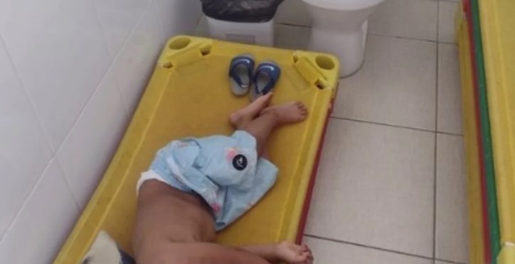Menino autista é colocado para dormir em banheiro de escola em Pains e mãe se revolta