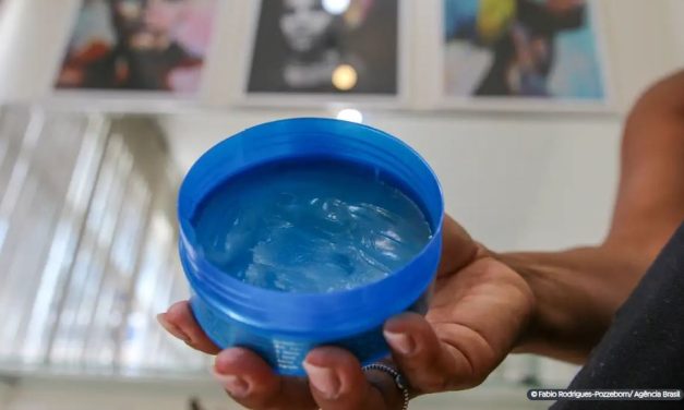 Mais de 100 pessoas são levadas a hospital com queimaduras nos olhos após uso de pomada de cabelo