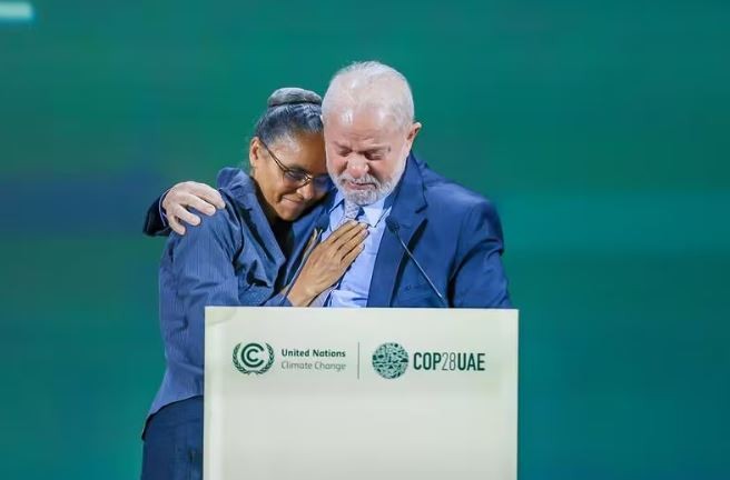 Lula chora, quebra protocolo e cede discurso para Marina: ‘Pessoa da floresta’