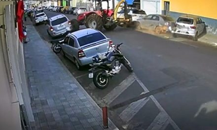 Trator desgovernado atinge pelo menos quatro veículos; motorista foi preso