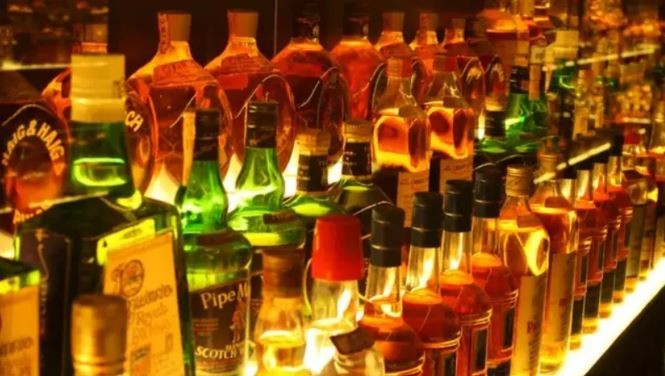 Dois morrem após ingestão de suposto whisky adulterado em Betim e autoridades investigam