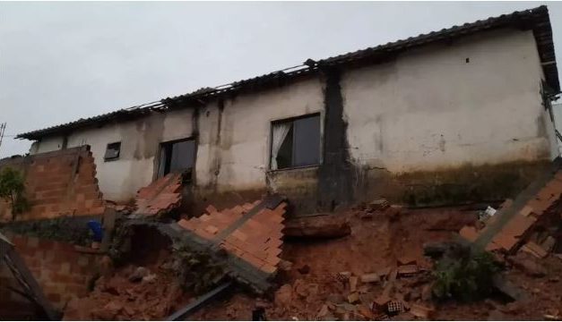 Divinópolis: Parte de residência desaba no São Roque; 4 pessoas ficam desabrigadas