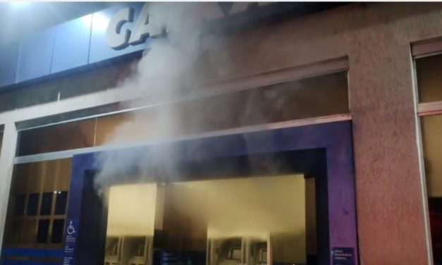 Agência da Caixa pega fogo durante a madrugada na Grande BH