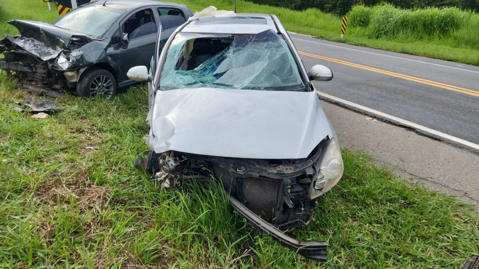 Acidente envolvendo dois veículos na MG-050 deixa 3 vítimas; uma em estado grave