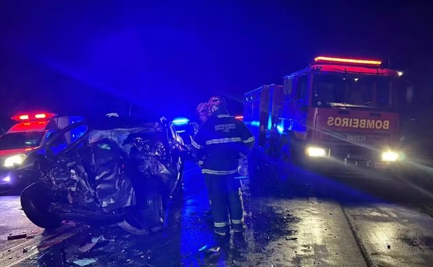 Homem morre após carro bater de frente com caminhão no Sul de Minas