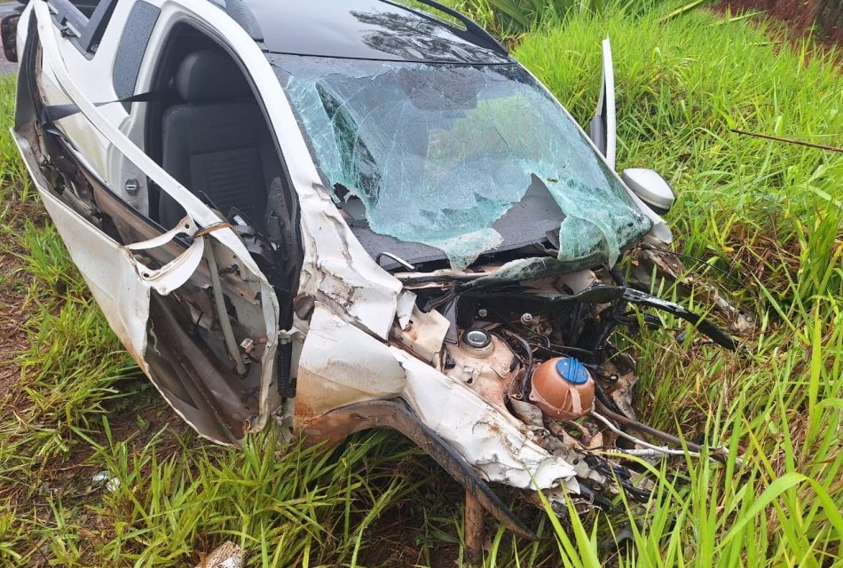 Acidente entre duas caminhonetes deixa 3 vítimas graves, em Bambuí