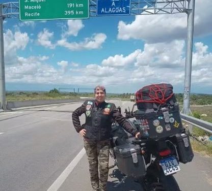 Motociclista carioca que viajava vários países em moto morre em acidente no Ceará