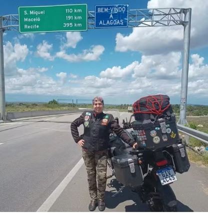 Motociclista carioca que viajava vários países em moto morre em acidente no Ceará