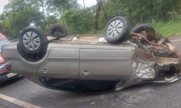 Motorista fica ferido após capotar carro em Carmo do Cajuru