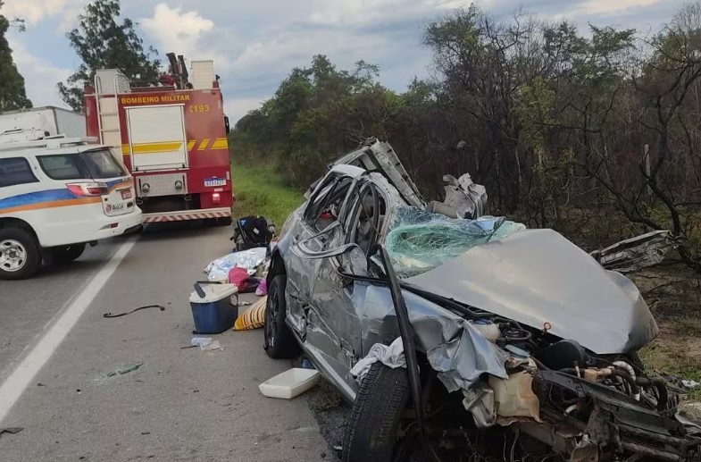 Criança vê pais e irmão de apenas 1 ano morrerem em grave acidente em MG