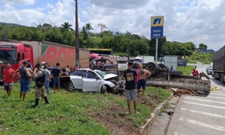 Acidente grave entre caminhão e dois carros deixa feridos e interdita a BR-381