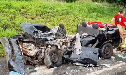 Motorista de carreta embriagado provoca acidente, destrói carro e deixa feridos na MG-050