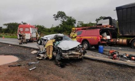 Acidente com carro e carreta mata bebê no Norte de Minas