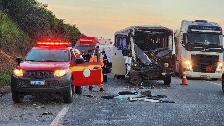 Passageiros são socorridos após acidente com ônibus da Prefeitura de Pitangui