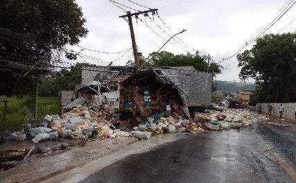 Acidente envolvendo dois caminhões, carro e moto é registrado em Pains