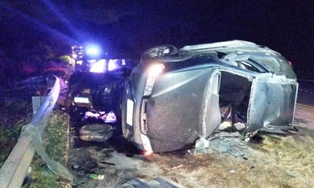 Homem morre e duas pessoas ficam feridas após carro invadir contramão e ser atingido na BR-459