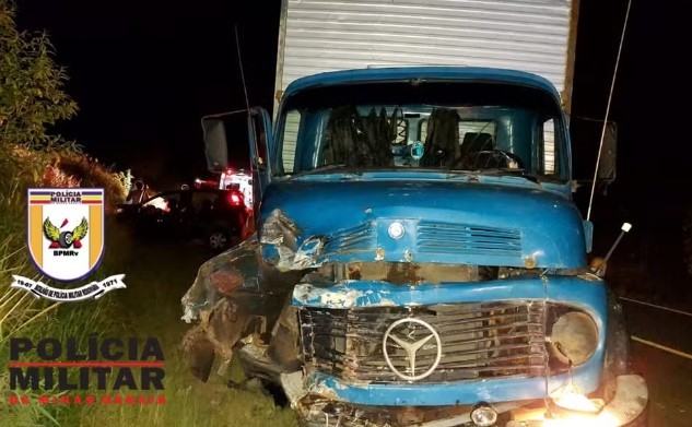 Colisão entre carro e caminhão deixa uma vítima fatal e quatro feridas no Sul de Minas