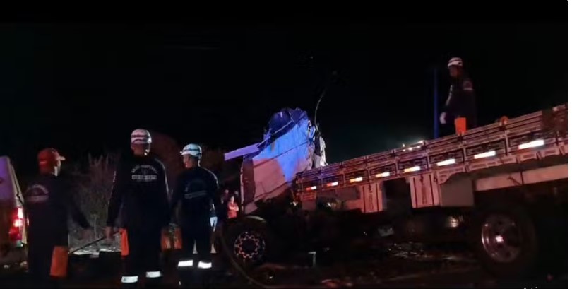 Batida entre caminhão e ônibus de turismo deixa 25 pessoas mortas e cinco feridas no Norte da Bahia