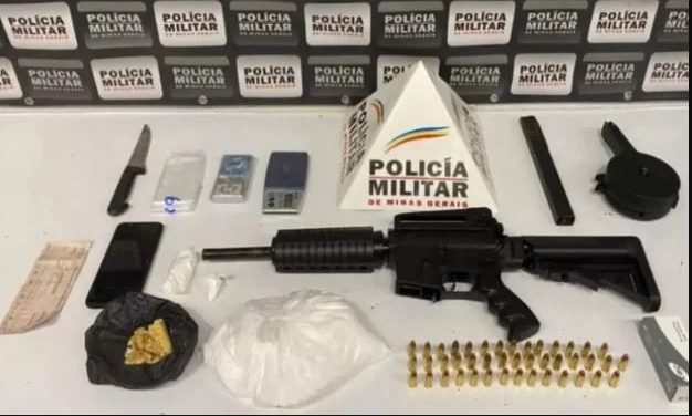 Polícia Militar prende submetralhadora e drogas, em Divinópolis